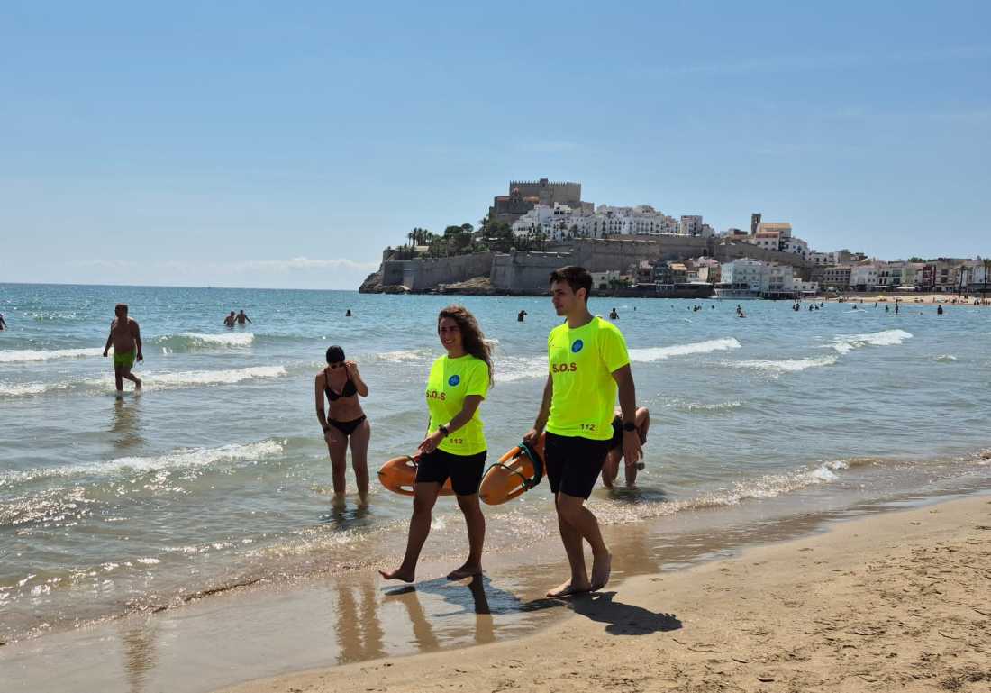 Socorristas en la playa de Peñíscola durante la temporada estival de baño.