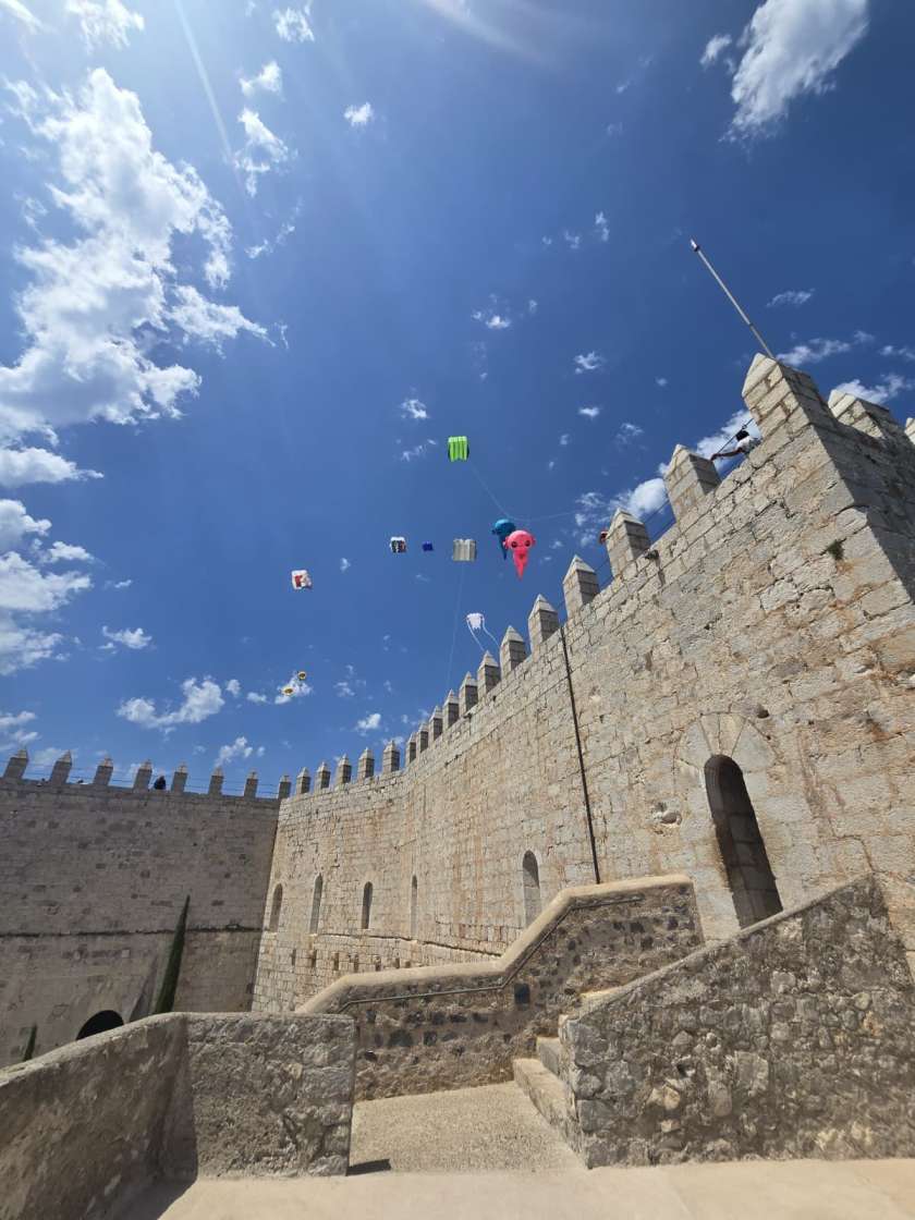Cometas y globos en el cielo sobre el castillo de Peñíscola.