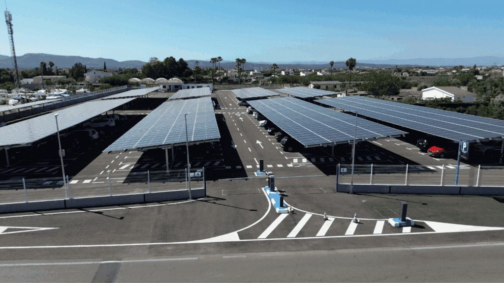 Estacionamiento Parking Norte con paneles solares y espacio para vehículos.