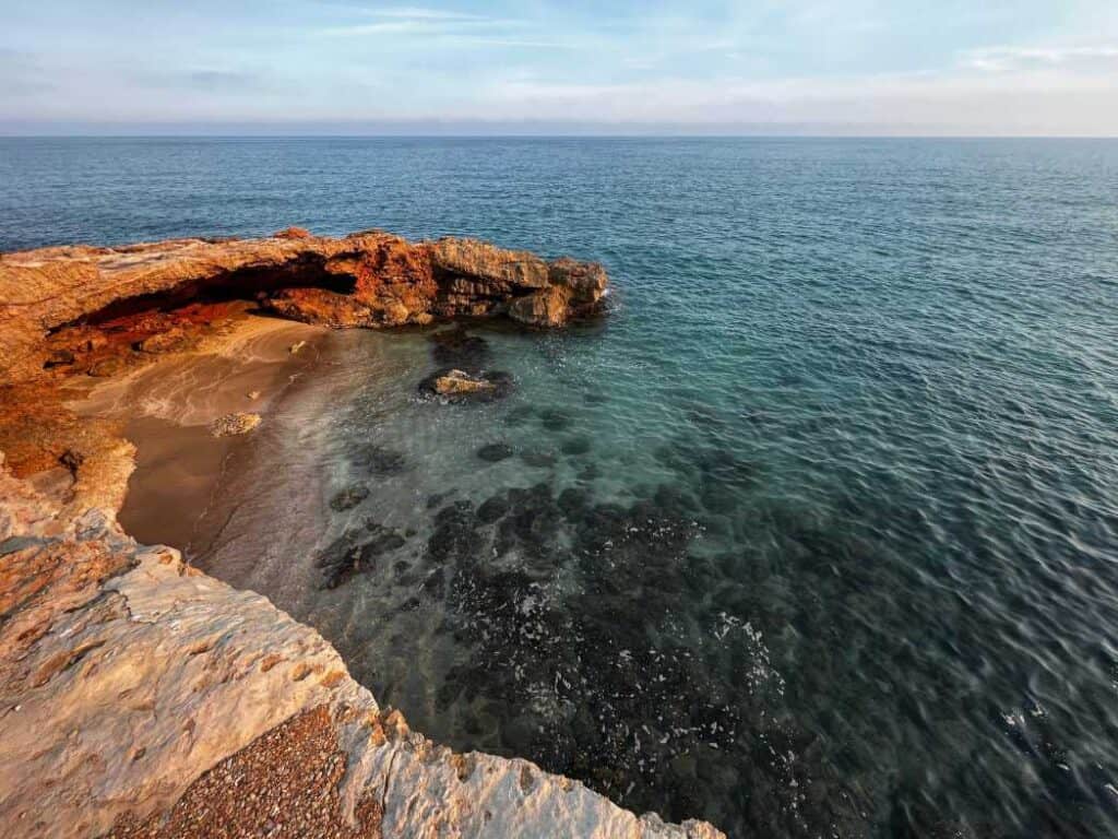 Vista de Cala Badum con rocas y agua cristalina en Peñíscola.
