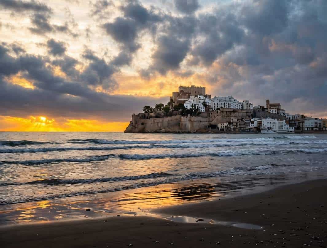 Vista del Castillo del Papa Luna al atardecer en Peñíscola.