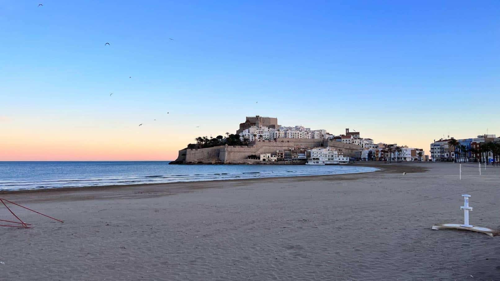 Vista panorámica de Peñíscola con el Castillo del Papa Luna y la Playa Norte en un día soleado, mostrando la mejor época para visitar la ciudad.