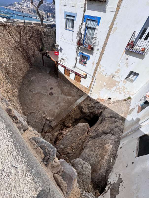 Vista del Bufador en Peñíscola, formación natural en la roca junto a edificios.