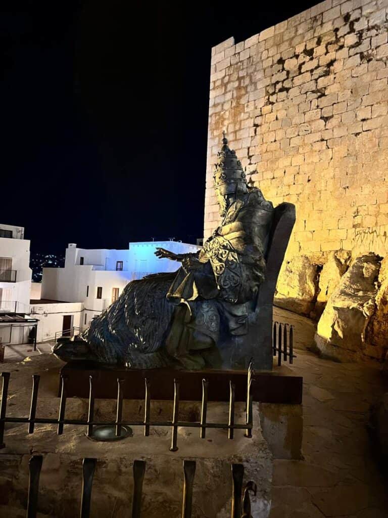 Estatua del Papa Luna