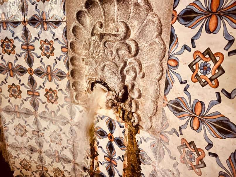 Fuente histórica en Peñíscola con azulejos decorativos.
