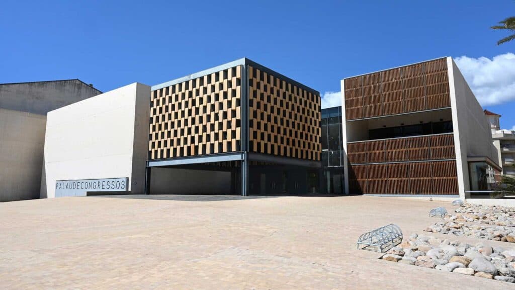 Fachada moderna del Palacio de congresos en Peñíscola con diseño innovador.