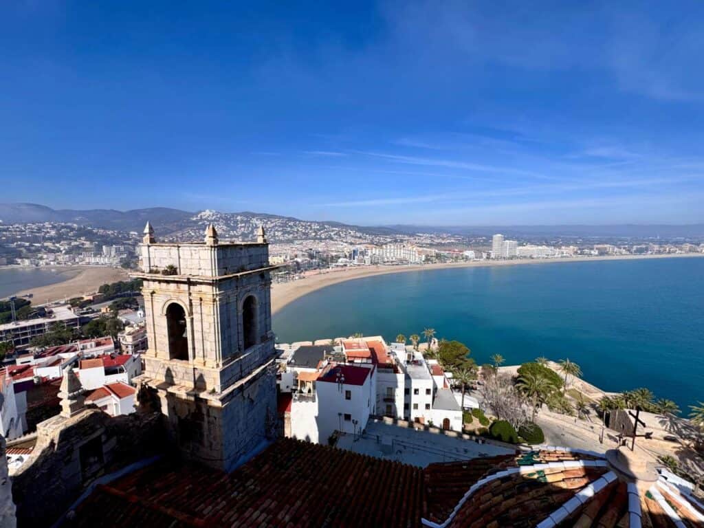 Peñíscola despide julio con calor extremo y una ocupación hotelera que roza el 85%, según HOSBEC