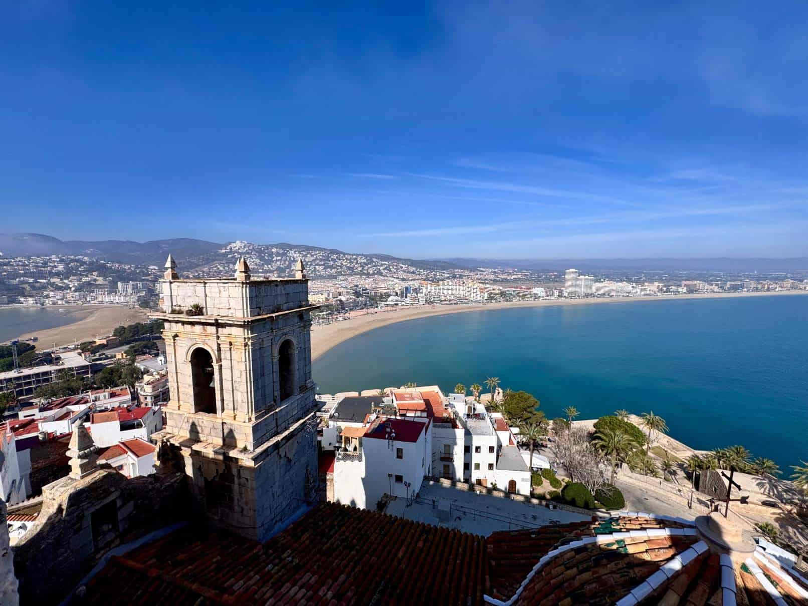 Vista del casco antiguo amurallado de Peñíscola con el Castillo del Papa Luna al fondo al atardecer