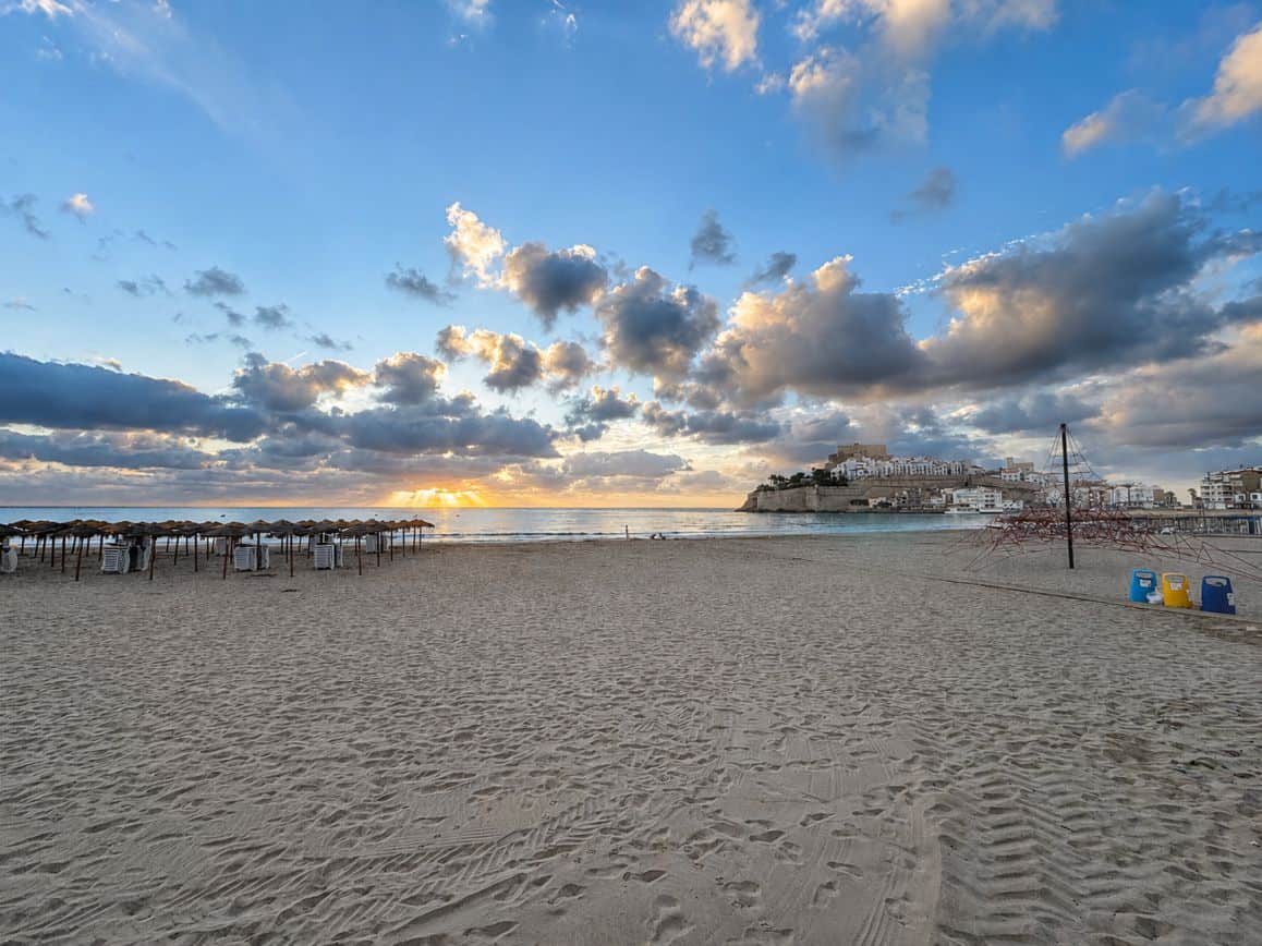 Hermosa vista de la Playa Norte en Peñíscola con cielo despejado y arena dorada.