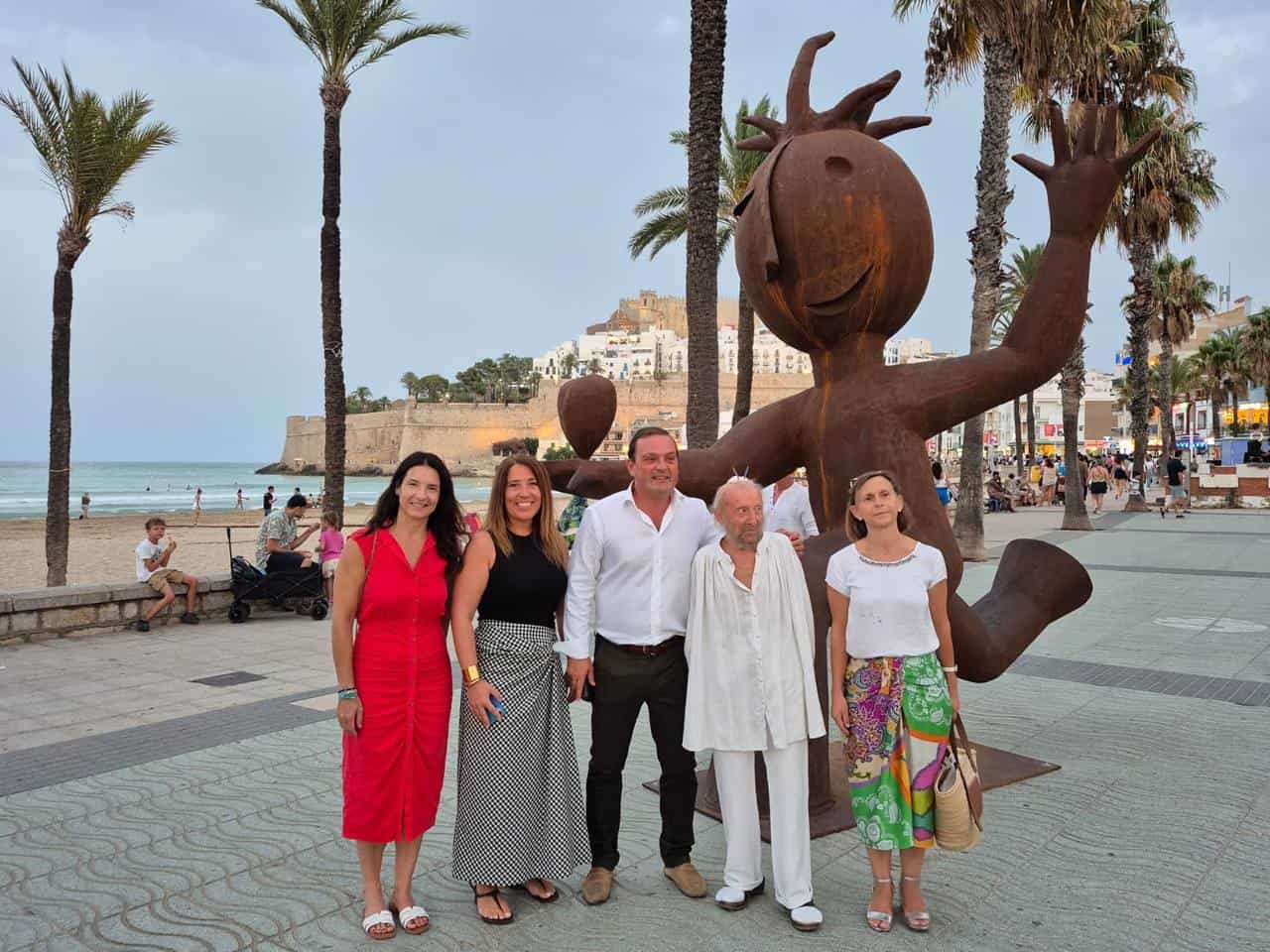 El alcalde Andrés Martínez y el escultor Juan García Ripollés posan ante una escultura de hierro del artista en el Paseo Marítimo de Peñíscola, con el castillo del Papa Luna al fondo.