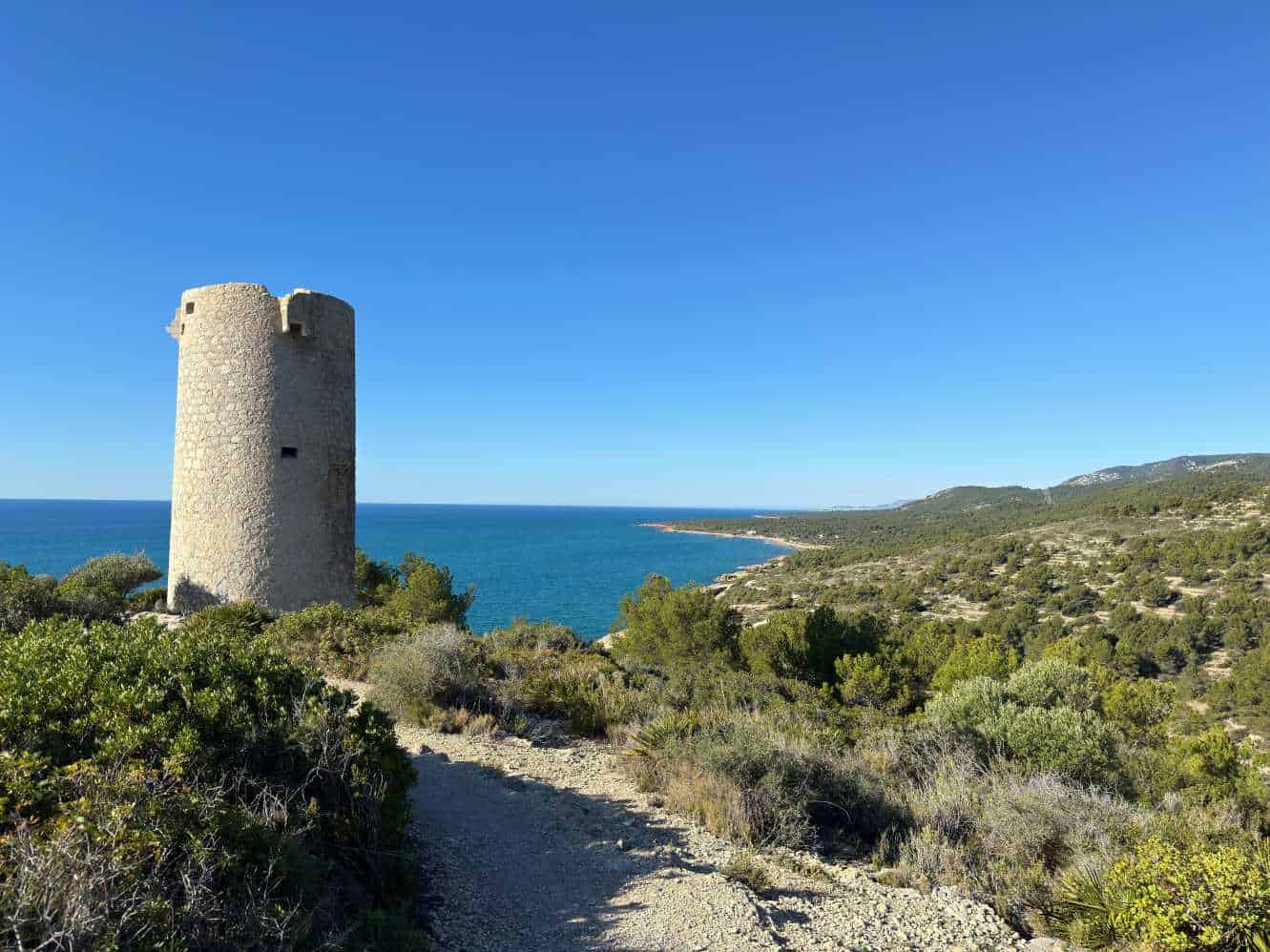 Vista de la Torre Badúm con mar y paisaje en Peñíscola.