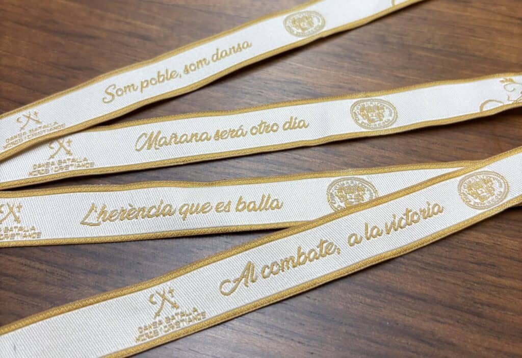 Las danzas de Peñíscola recaudan fondos para su museo vendiendo pulseras inspiradas en la Virgen de la Ermitana