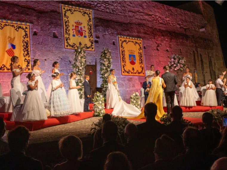 Proclamación de la Reina y su Corte de Honor