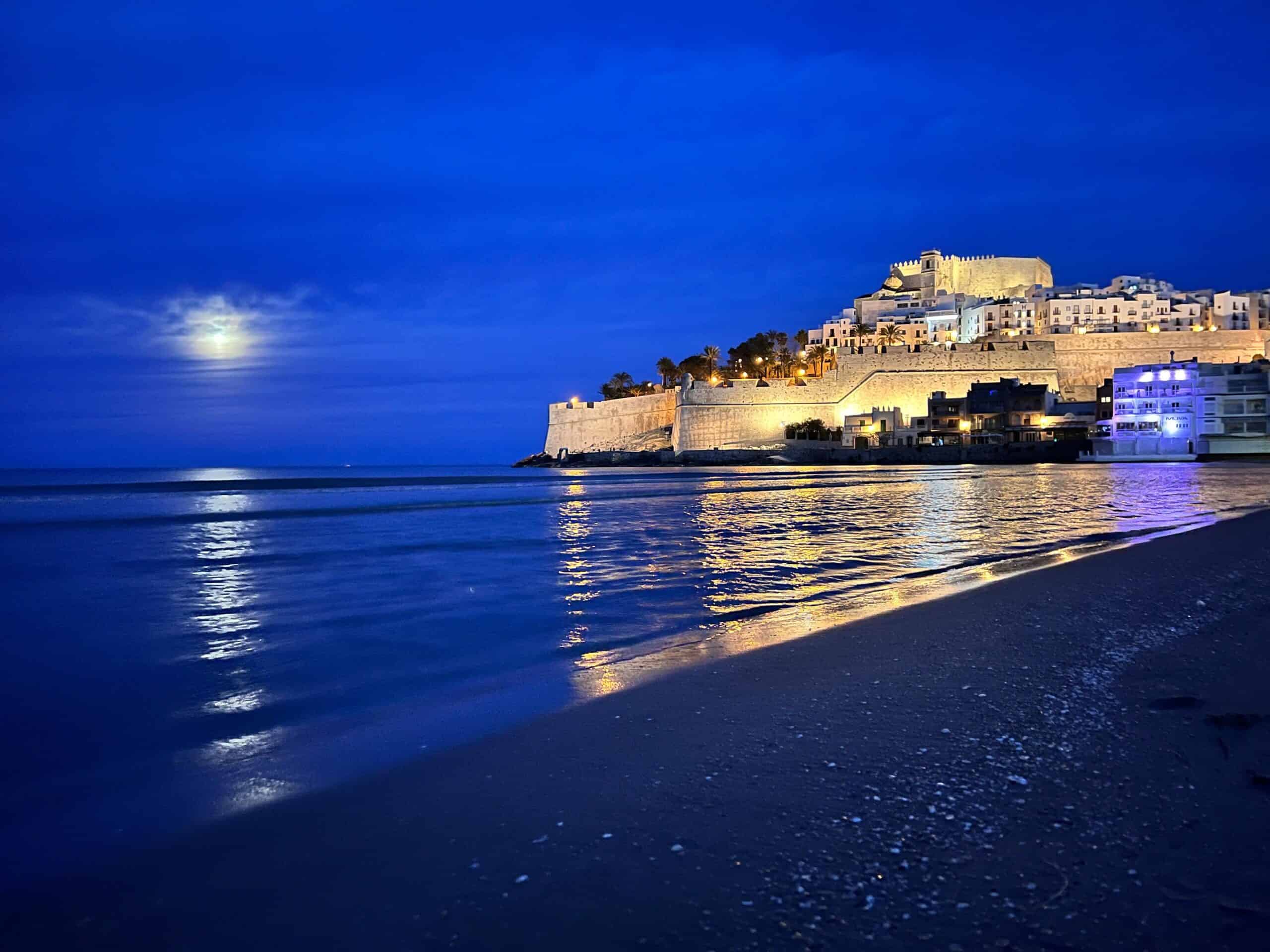 Vista panorámica de Peñíscola con el casco antiguo, el Castillo del Papa Luna y la costa mediterránea.