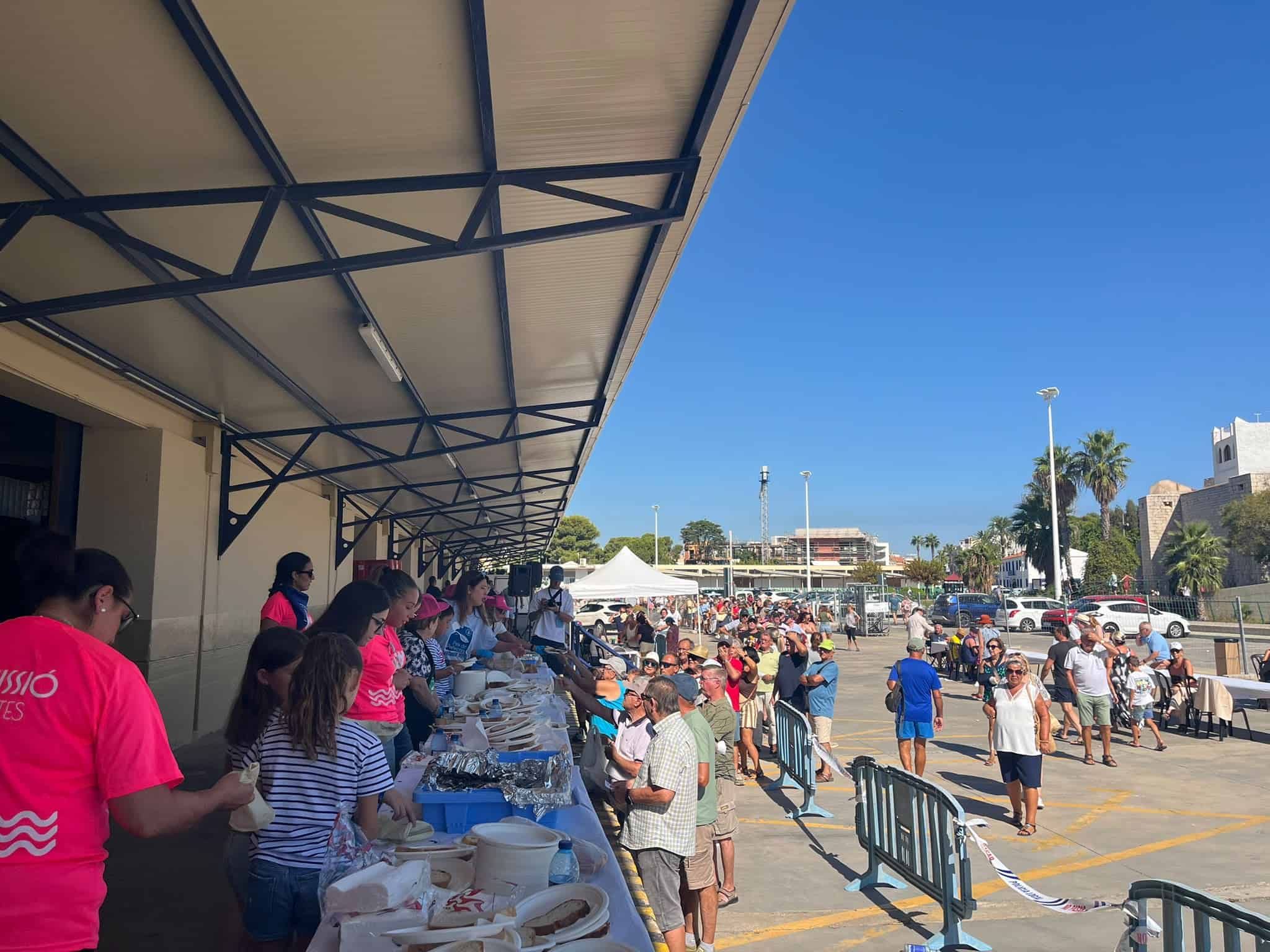 Ambientación de la sardinada popular en la lonja del puerto de Peñíscola