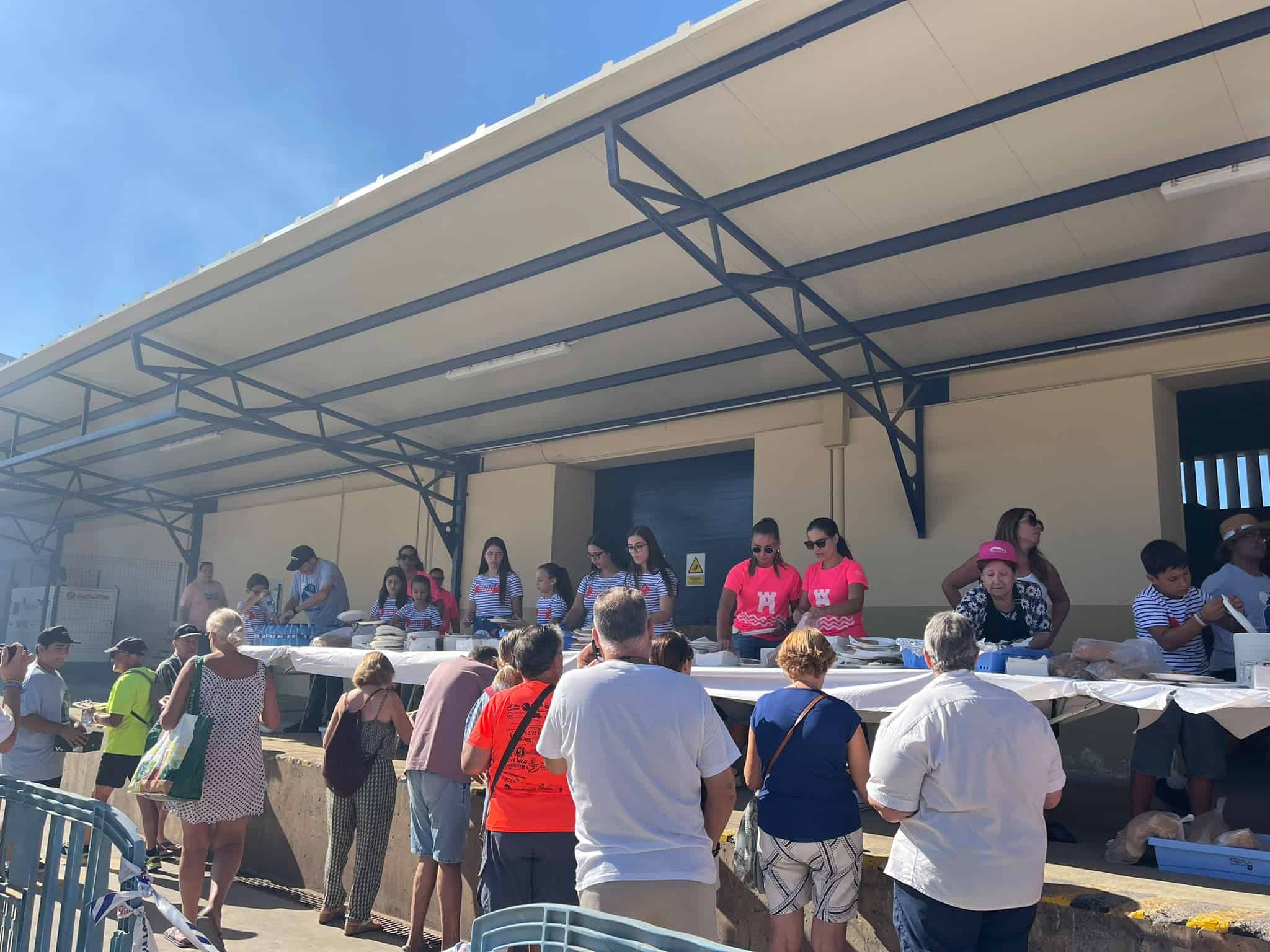 Reina de las Fiestas, Corte de Honor y comisión de fiestas repartiendo sardinas en el puerto de Peñíscola