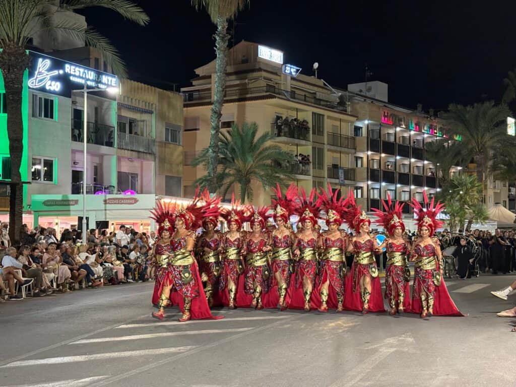 Moros y Cristianos desfilan por Peñíscola ante miles de espectadores