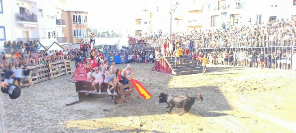 Las mujeres toman la plaza: Peñíscola arranca la fiesta taurina con una jornada en exclusiva para ellas