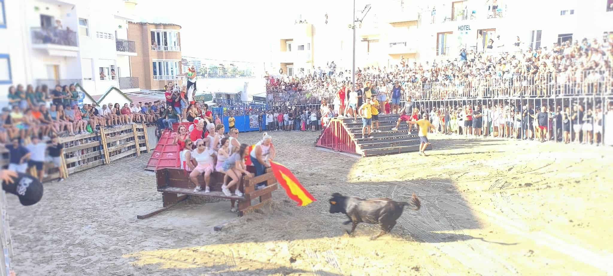Mujeres toreando vaquillas en la plaza de Peñíscola durante las Fiestas Patronales 2026