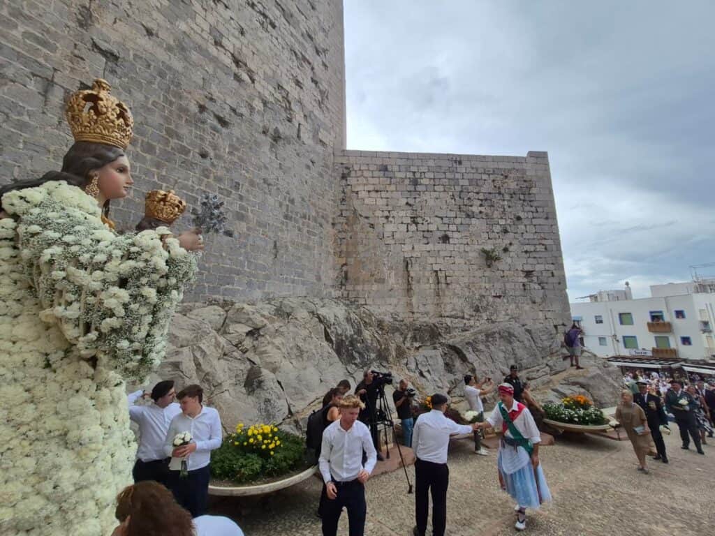 Peñíscola celebra el Día de su Patrona, la Virgen de Ermitana, con ofrenda floral y bailes tradicionales