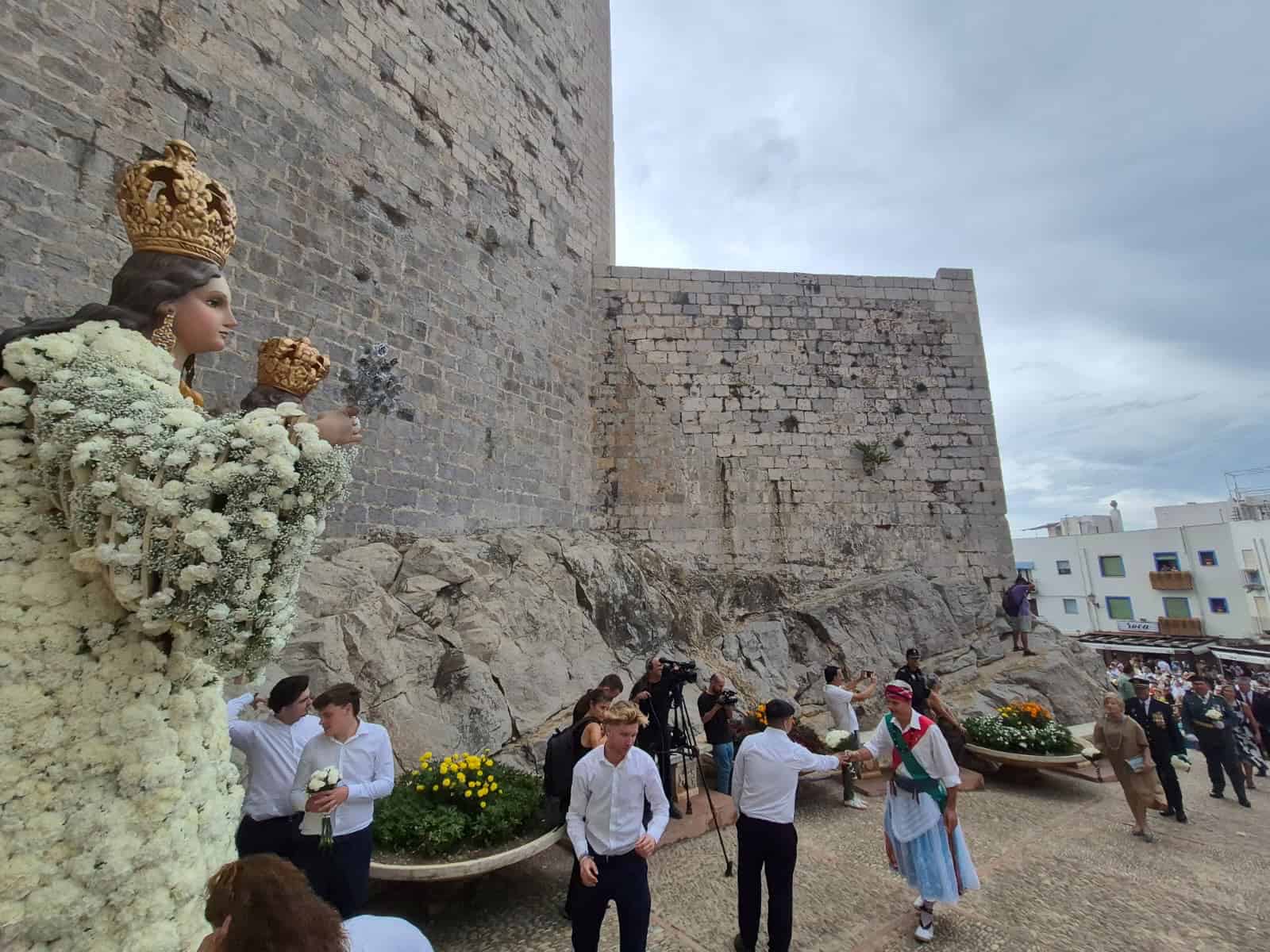 Vecinos de Peñíscola en la ofrenda de flores a la Virgen de la Ermitana durante las Fiestas Patronales 2026