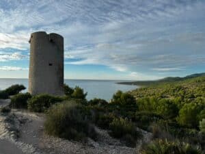 Torre Badum en la Sierra de Irta con el litoral virgen y pinar mediterráneo, Peñíscola